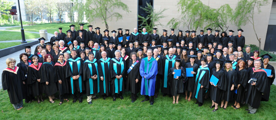 Photo de groupe des professeurs et diplômés de la TÉLUQ.